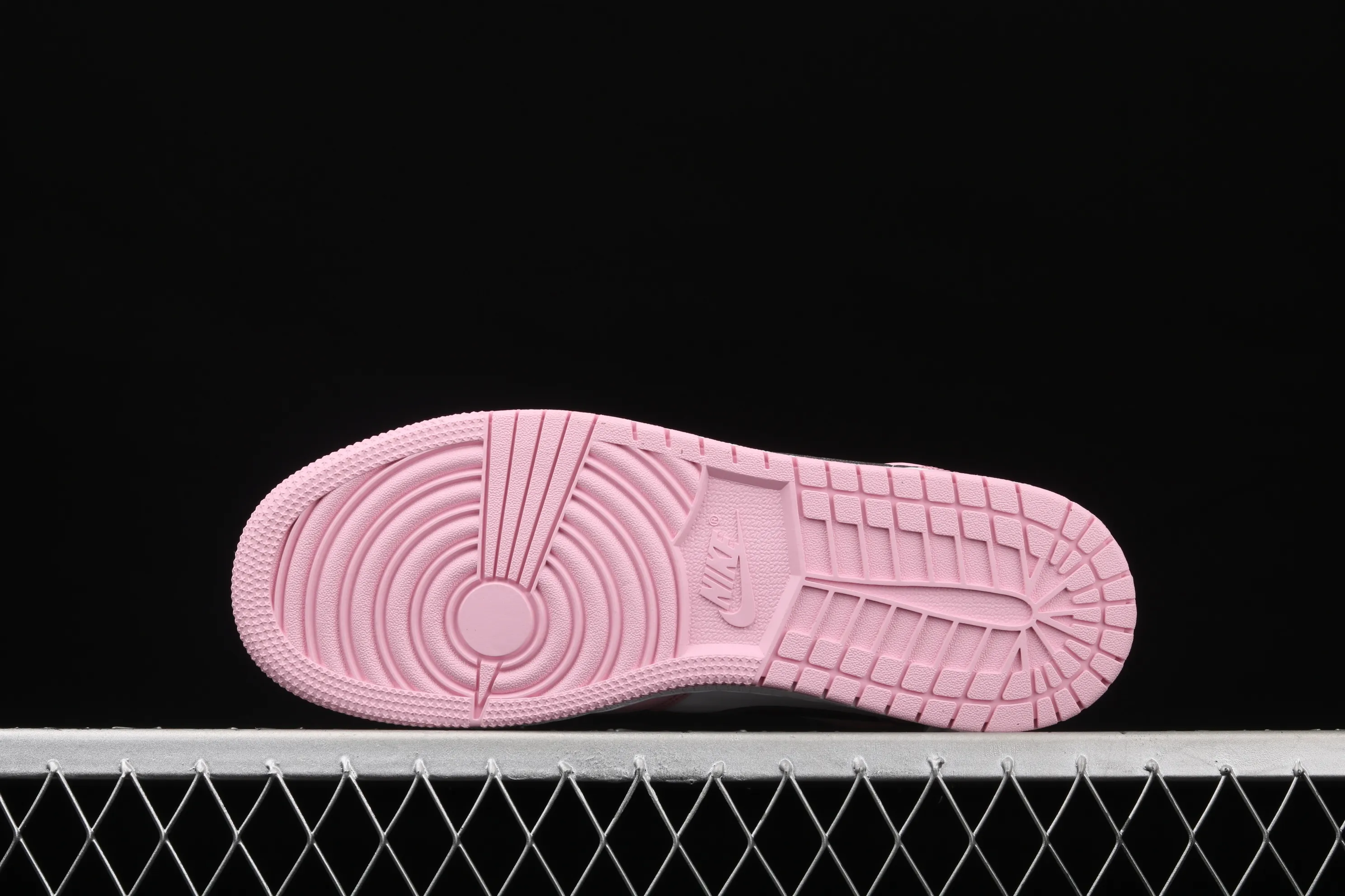 All categories Air Jordan Jordan series basketball shoes Air Jordan 1 Mid Air Jordan 1 Mid SE AJ1 Joe 1 white pink black hook Zhongbang basketball shoes BQ6472-500